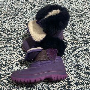 SOLD. Snow boots, in great condition, purple, size 10